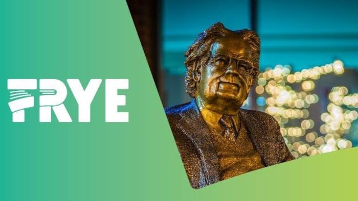 Une statue de Northrop Frye.