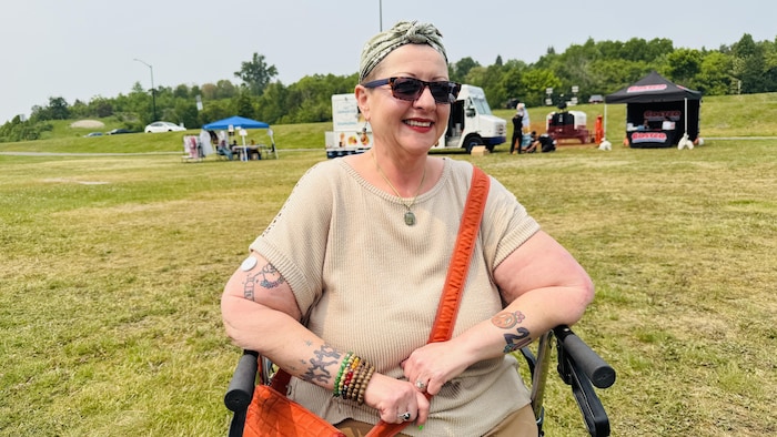 Une femme en lunettes dans un parc.