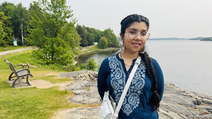 Une femme près d'un lac.