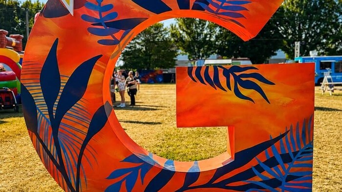 Le G décoratif du festival Générations sur un terrain.