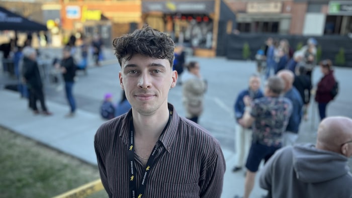 Elliot P pose sur le site extérieur du Festival des guitares du monde en Abitibi-Témiscamingue.