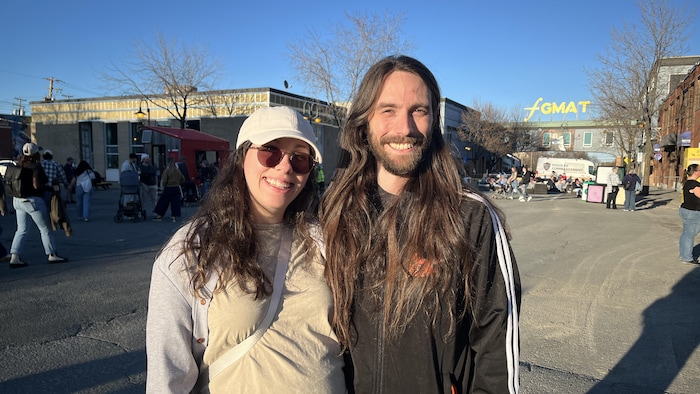 Le couple pose sur le site extérieur du Festival des guitares du monde.