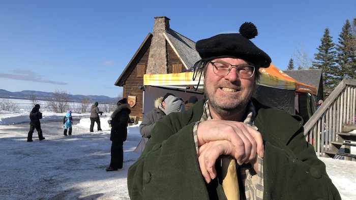 Steve Dubreuil, sous les traits du commerçants de fourrure John Anderson, pose pour la photo au centre du Vieux-Poste de Sept-Îles l'hiver.