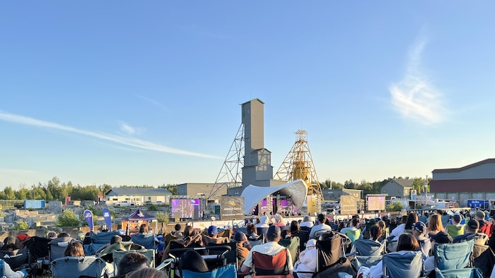 Des spectateurs sont assis devant la scène du Festival d'humour de l'Abitibi-Témiscamingue.