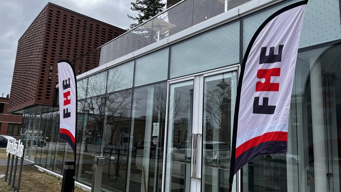 Des fanions du FHE devant l'entrée de l'Agora des Arts.