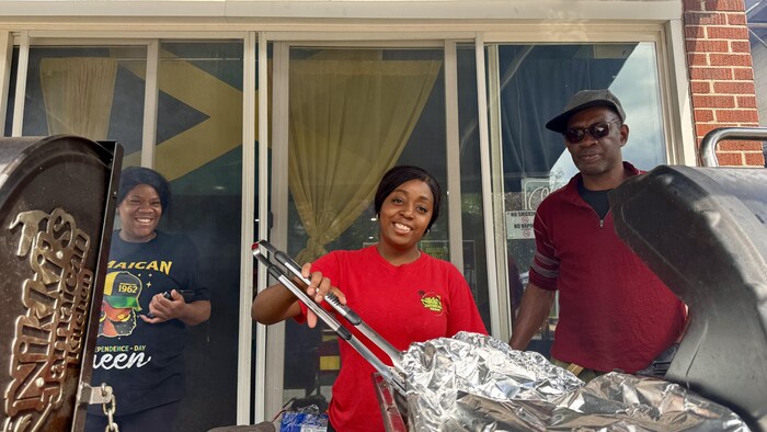 Nickesha Simpson (au centre) est propriétaire de Nikki’s Jamaican Kitchen.