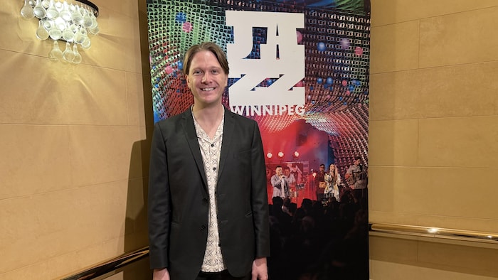Zachary Rushing, directeur artistique du Festival international de jazz de Winnipeg debout dans un espace éclairé le 1er avril 2026 à Winnipeg.