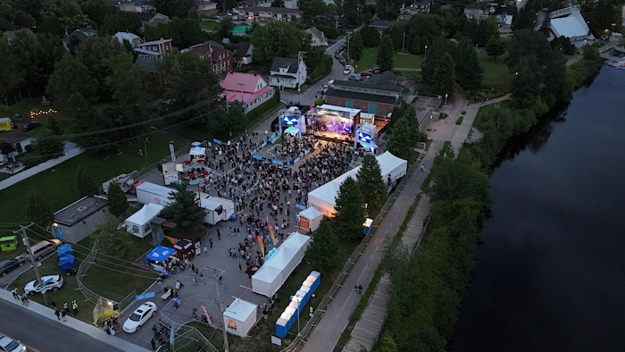 Vue aérienne d'un spectacle lors du festival Jonquière en musique en juillet 2025. 