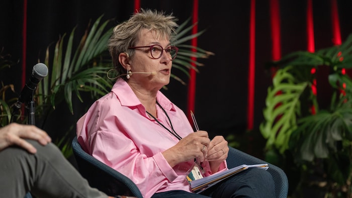 Une personne parle lors d'une table ronde.