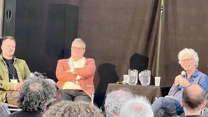 Trois panélistes au festival du journalisme.