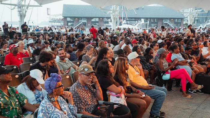 Des festivaliers assis.