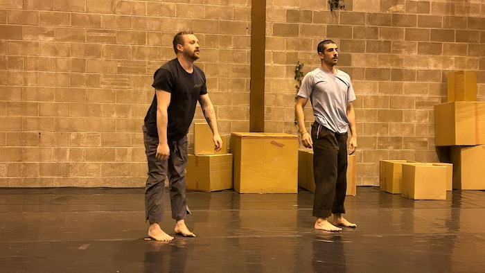 Deux hommes dans une salle de répétitions.
