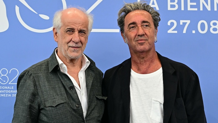 Toni Servillo et Paolo Sorrentino posent.