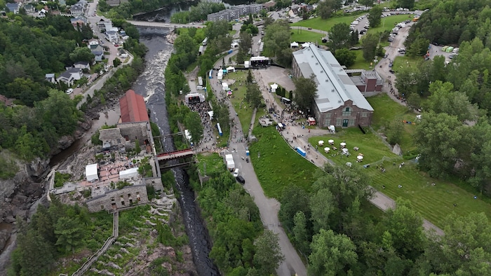 Vue aérienne du festival La Noce sur le site de La Pulperie à Chicoutimi.