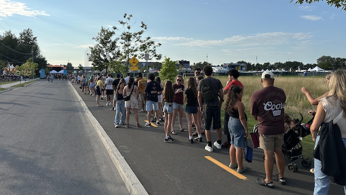 Une file à l'entrée d'un festival.