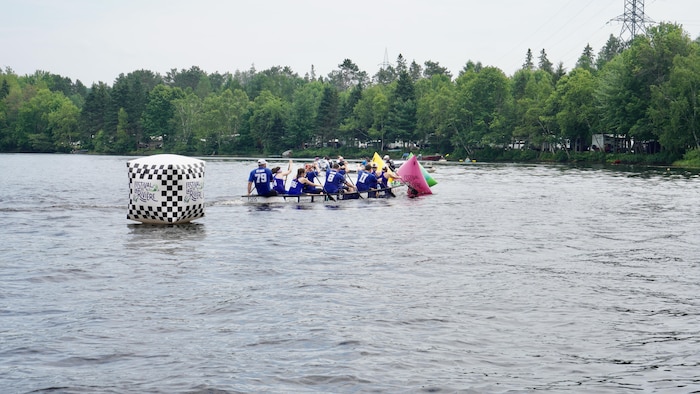 Des participants du Festival de la rivière rament à bord d'un canot. 