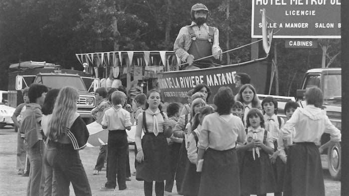 Une photo en noir et blanc d'un défilé lors du Festival du saumon. 