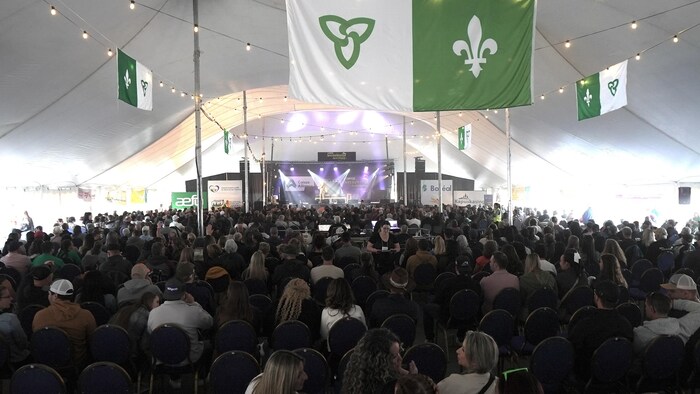Une foule présente au spectacle d'humour du Festival de la St-Jean de Kapuskasing.
