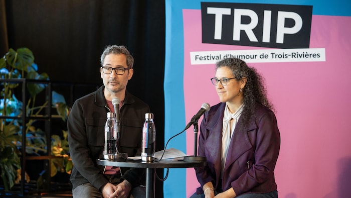 Thomas Grégoire et Nancy Kukovica devant leur micro respectif, en conférence de presse, devant le logo du festival TRIP.