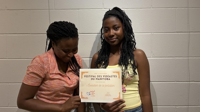 Ashley Madhe Mouafo pose avec sa maman, Claudette Kouakam.