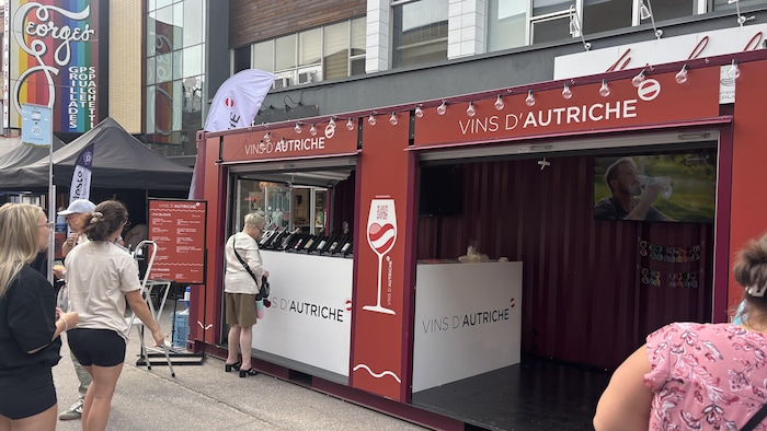 Un kiosque aux couleurs de l'Autriche.