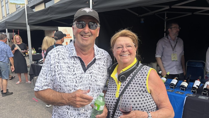 Deux personnes dans un festival.