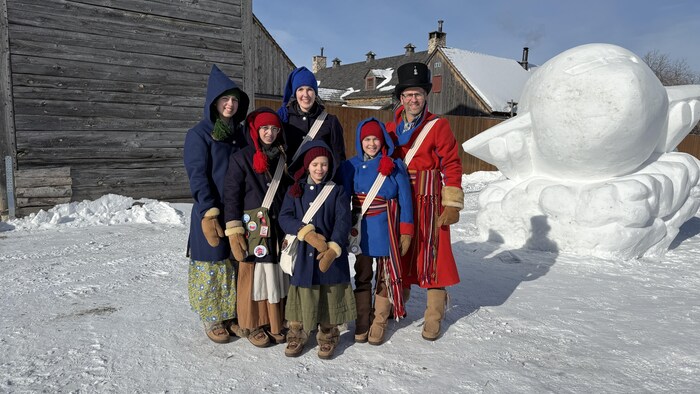 La famille Hutlet devant une statue de neige. 