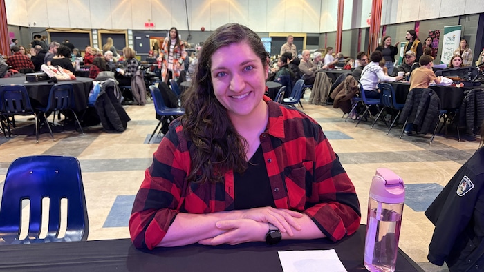 Véronique Demers assise à la table des juges au 55e concours du violon, au CCFM, le 22 février.