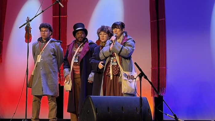 La famille Brown sur scène en tenue des Voyageurs, le 22 février 2026 à Winnipeg.