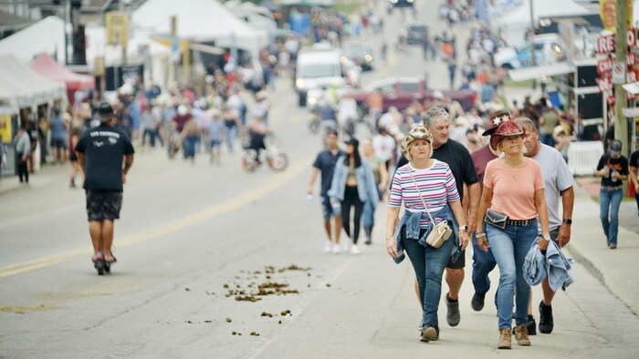 Des personnes qui marchent au Festival western de Saint-Tite. 