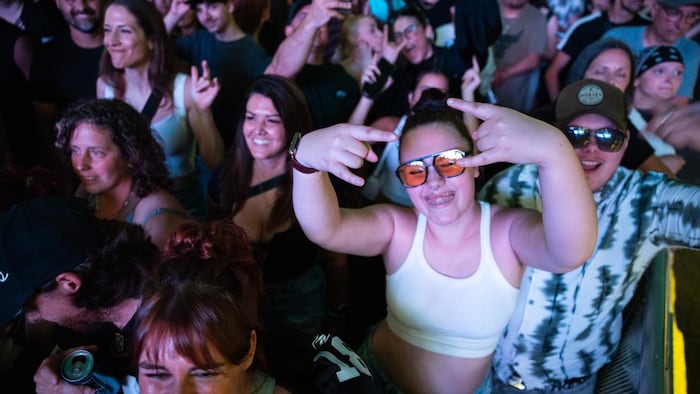 Des gens dans la foule pour le spéctacle de Ice Cube.