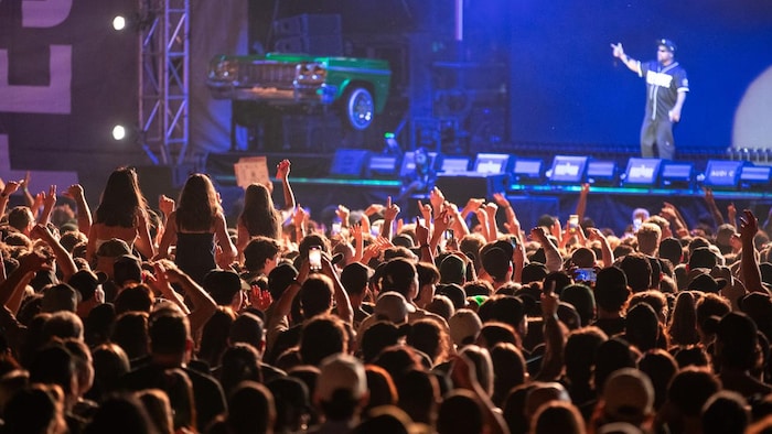 La foule devant le rappeur Ice Cube.
