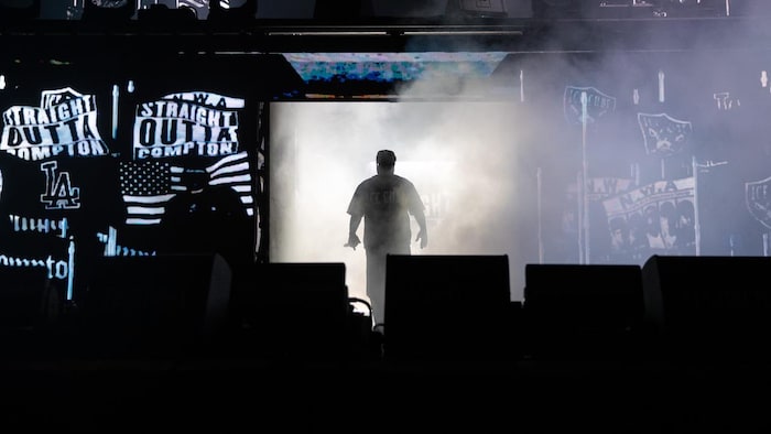 Ice Cube qui entre sur la scène.