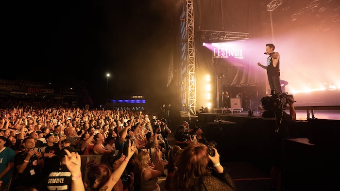 Le chanteur de Simple Plan devant la foule du FestiVoix.
