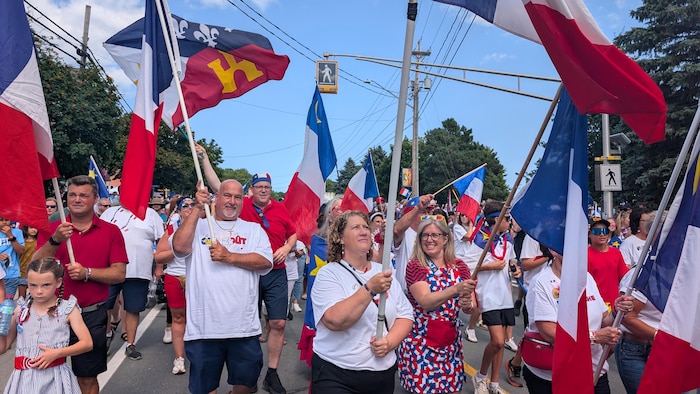 Susan Holt dans une foule lors d'un tintamarre.