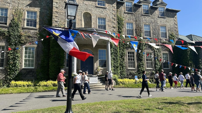 Des drapeaux acadiens devant la résidence de la lieutenante-gouverneure.
