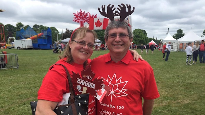 Un couple portant les couleurs du drapeau canadien.