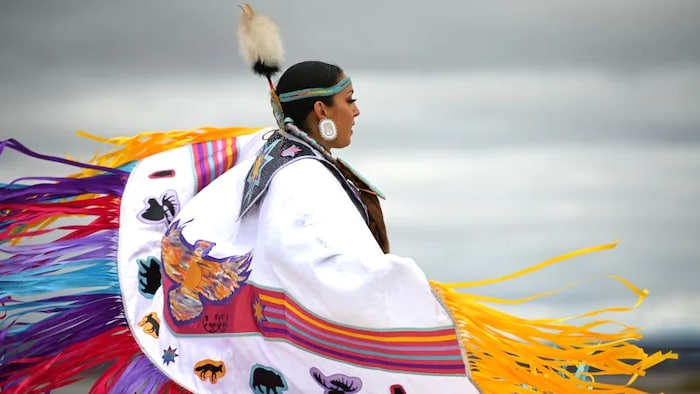 امرأة من السكان الأصليين تقوم برقصة تعبيرية خاصة بشعوب الأمم الأوائل.