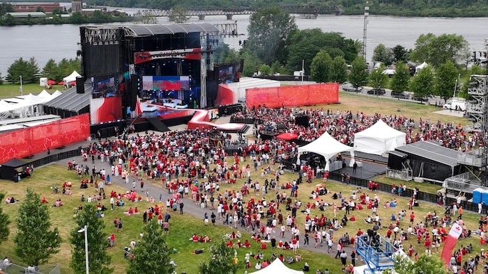 Image aérienne de la foule rassemblée au parc des Plaines-LeBreton pour la Fête du Canada. 