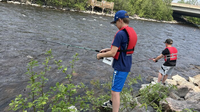 Des jeunes pêchent.