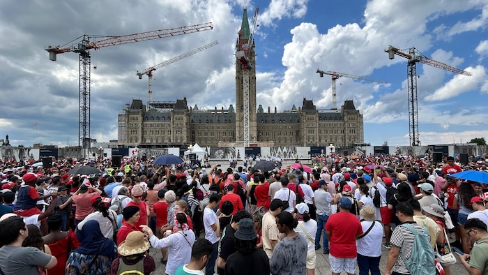 Une foule devant le Parlement à Ottawa.