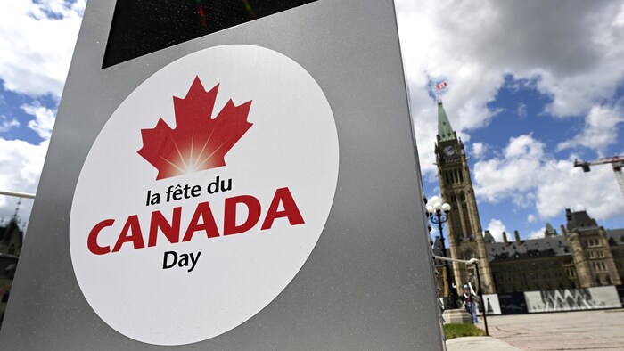 Un cartel anunciando el Día de Canadá en la Colina del Parlamento el 17 de junio de 2022.
