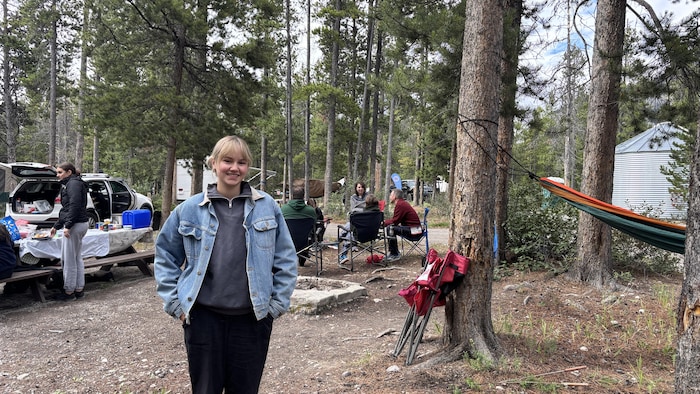 Roxanne Lavoie devant un terrain de camping.