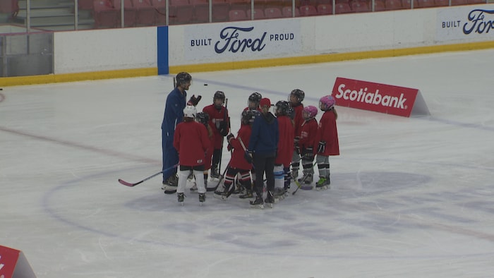 De jeunes hockeyeuses sur la glace.