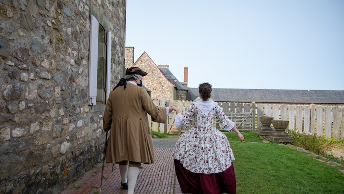Deux interprètes en costumes d'époque à la forteresse de Louisbourg.