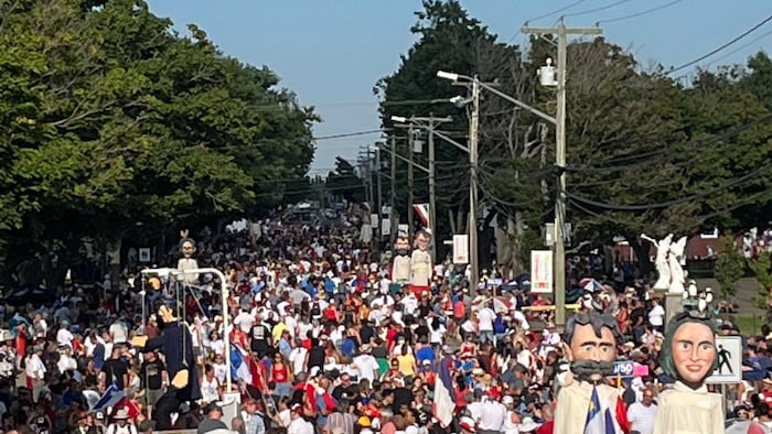 Une rue bondée de gens qui marchent.