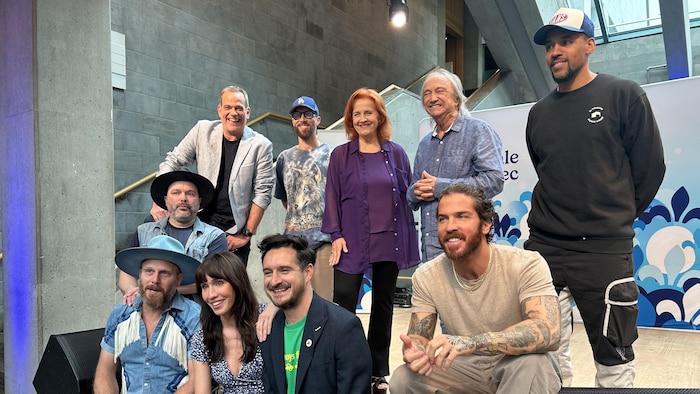 Part of the distribution of the national holiday in Quebec, notably Garou, Marie-Denise Pelletier, Claude Dubois, Bleu Jeans Bleu, Claude Bégin, surrounds the spokesperson Bianca Gervais and Sébastien Diaz. cancellation national holiday show: only