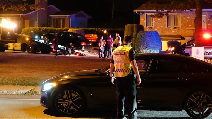 Un automobiliste intercepté par un policier.