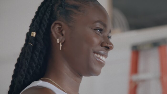 Une femme sourit.