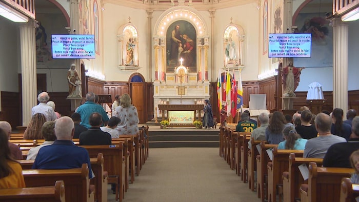 Des personnes à l'intérieur d'une église à la Broquerie au Manitoba, le 22 juin 2025.